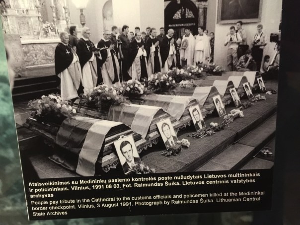 Endast i Litauen skördades mänskliga offer i sb med försvarandet av tv-tornet, 14 människor fick sätta livet till, många hundra blev skadade. Men det hjälpte!