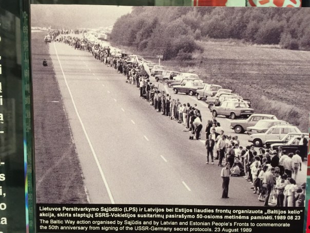 En mänskliga kedja av innevånare i Estland Lettland och Litauen som bildade en 60 mil lång kedja i en fredlig demonstration mot Sovjet 1991